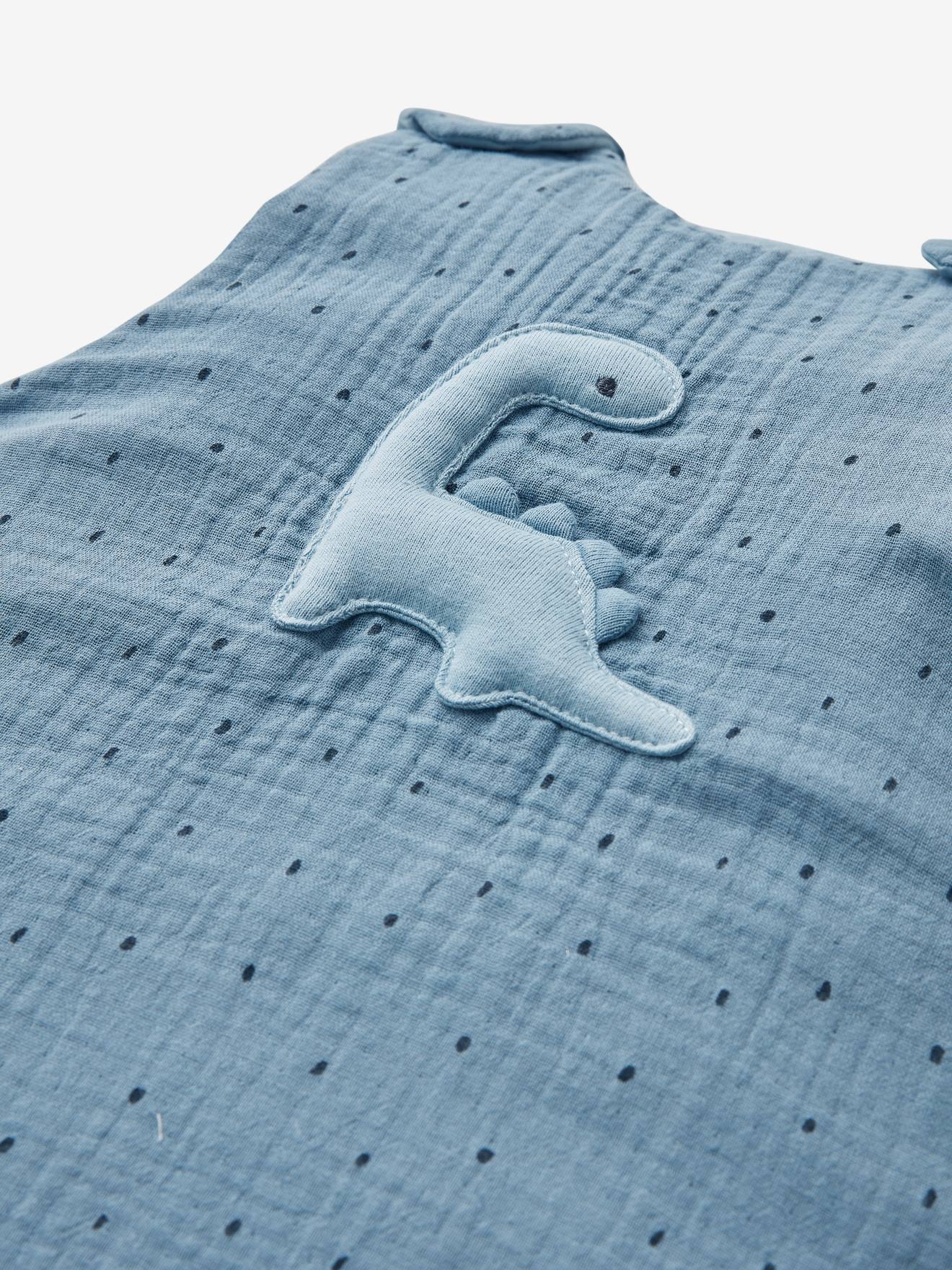 Saco especial de verão em gaze de algodão. Pequeno dinossauro azul liso com motivos.