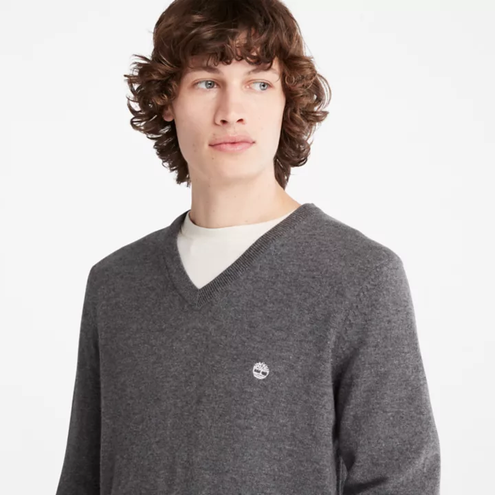 Suéter masculino Cohas Brook com decote em V na cor cinza escuro.