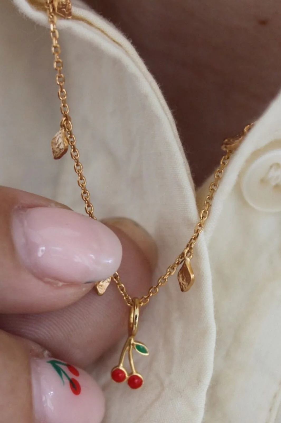 Stine A Petit Cherry Pendant Goldenen Enamel