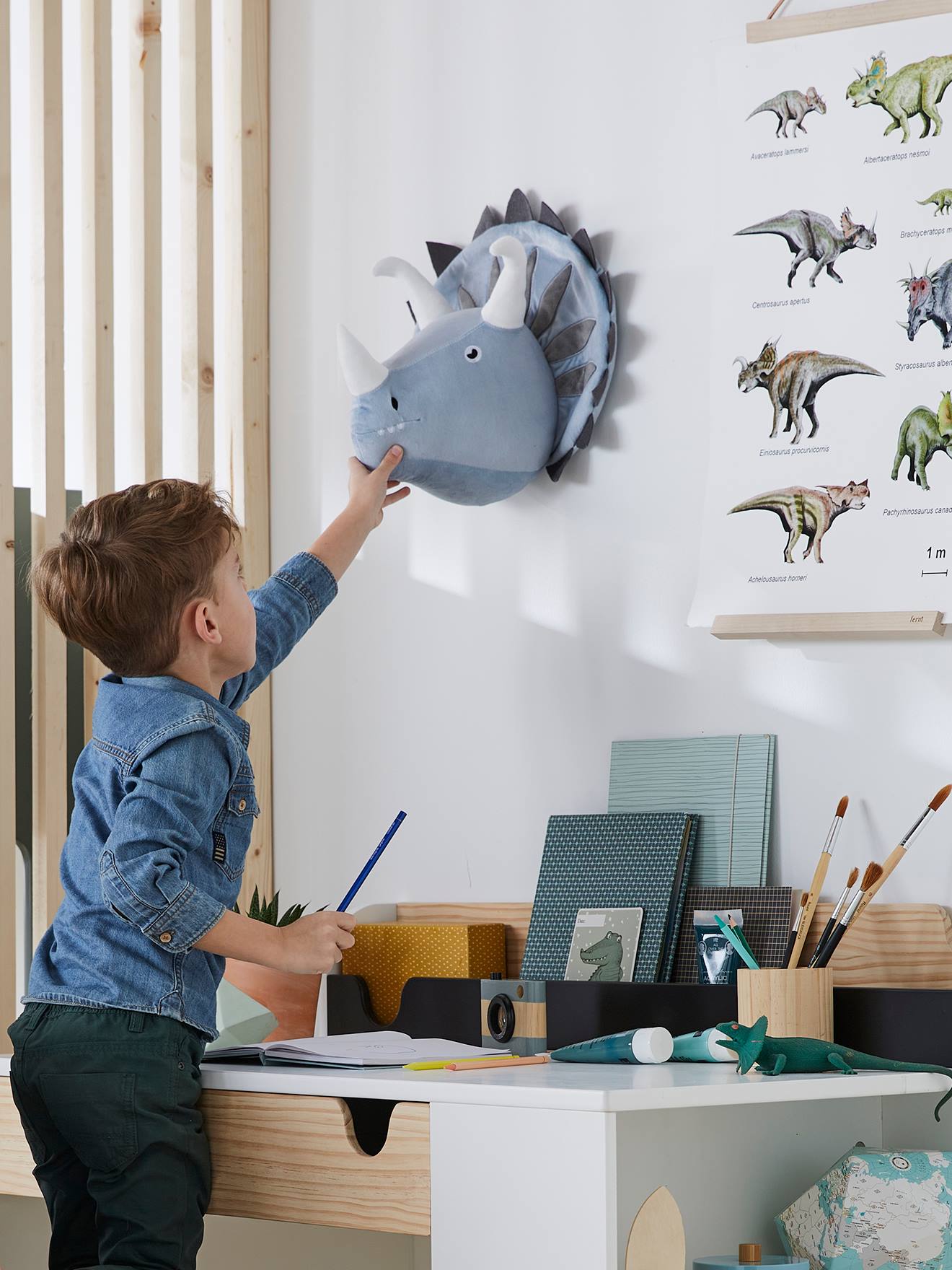 Decoração de parede lisa em tom de Triceratops cinza claro com motivos.