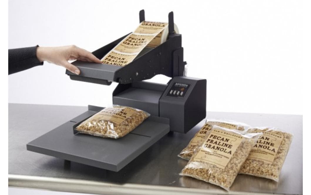 Etikettierer AP550e<br>Halbautomatischer Flachbett-Obenaufetikettierer