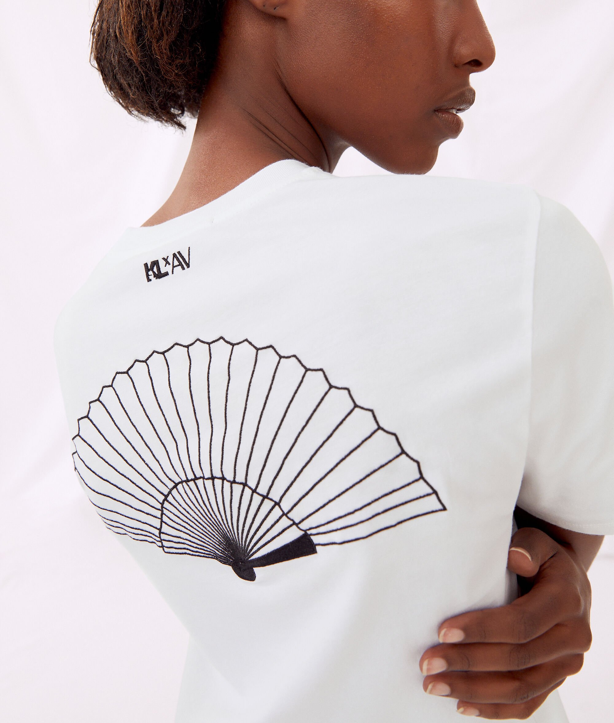 T-SHIRT À MOTIF ÉVENTAIL KARL X AMBER VALLETTA