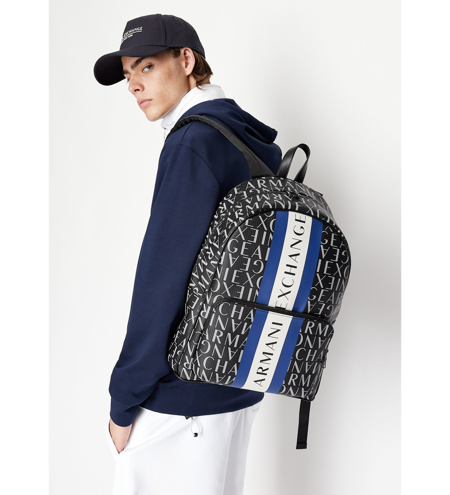 Mochila Armani Exchange com estampa por toda a peça e faixa bicolor com logotipo preto.