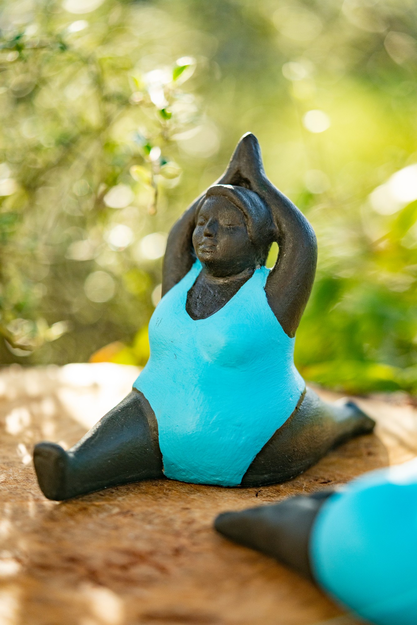 Zementfigur 'Yoga Lady', blau, schwarz, H 13 cm, B 8 cm, T 18 cm günstig bestellen