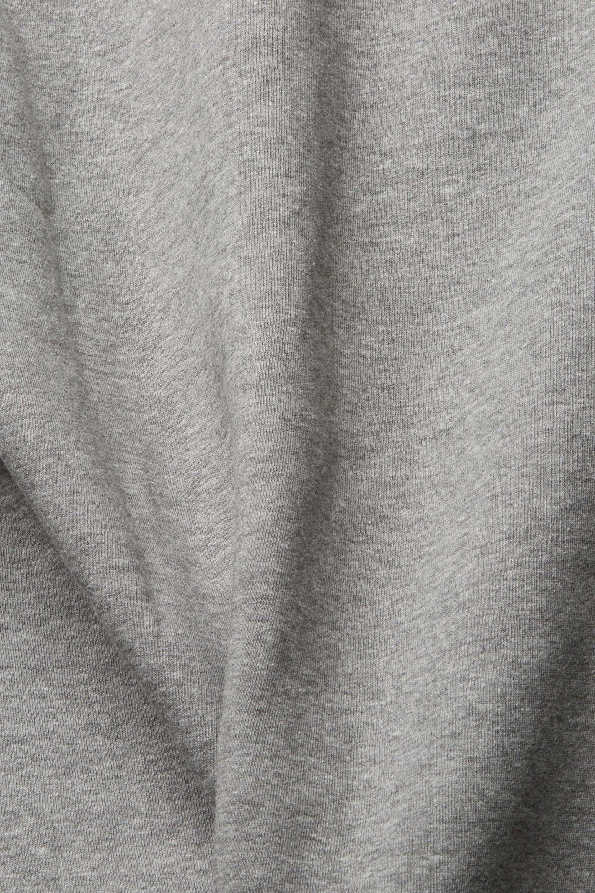 En matière recyclée : le sweat à capuche et logo brodé