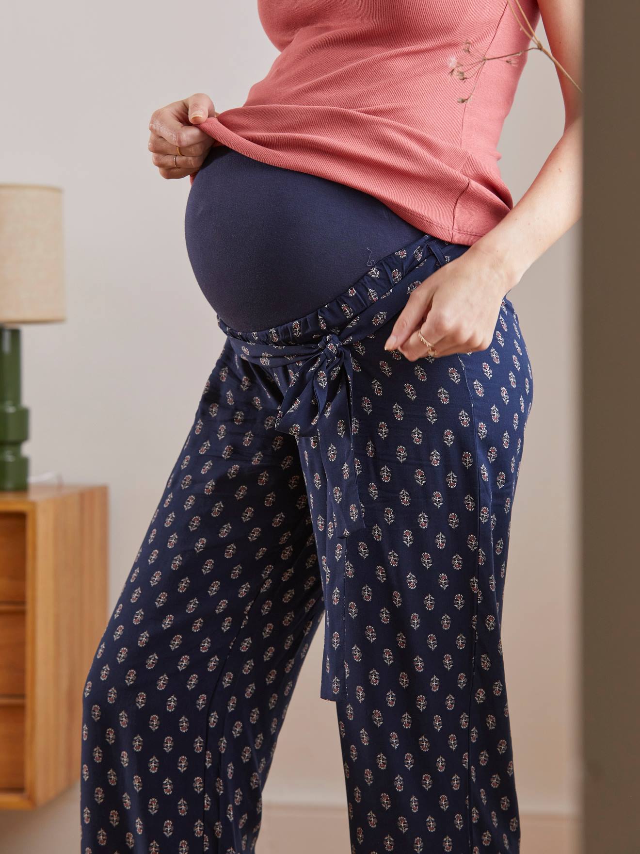 Calças de maternidade fluidas em viscose estampada azul-escura.