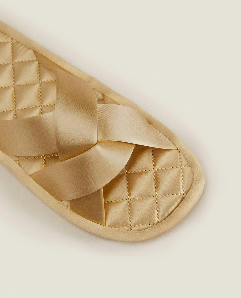 Pantufas de cetim acolchoadas
