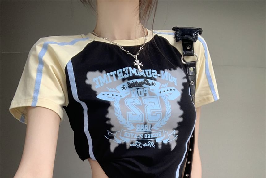 ANORA - Korte mouwen ronde hals raglan crop top met letters