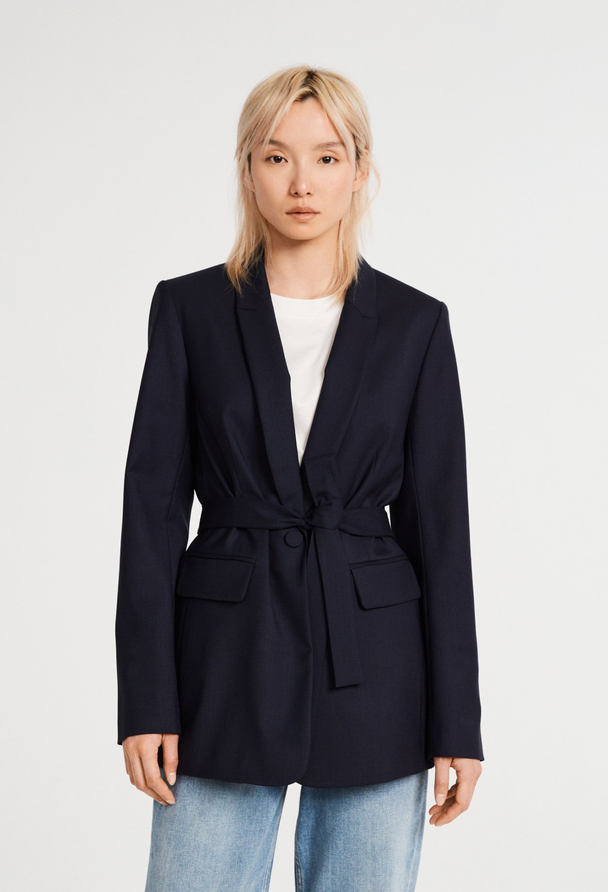Veste de tailleur ceinturee