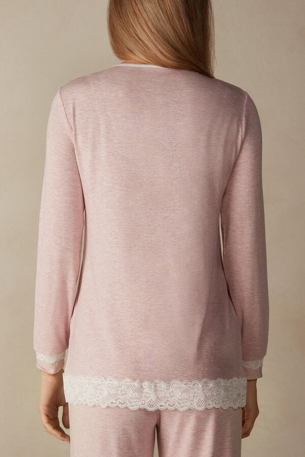 Camiseta de modal e renda, aberta na frente.