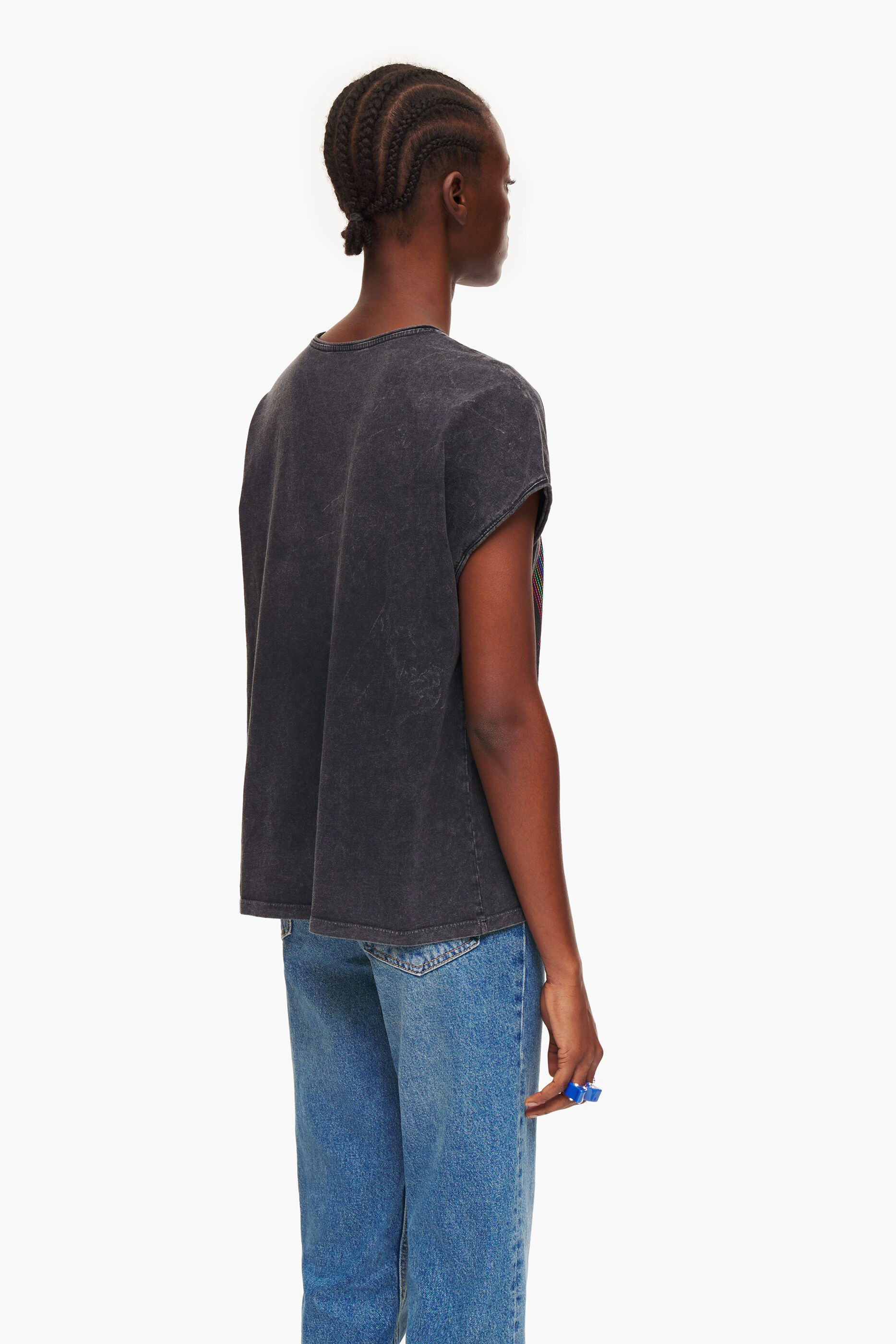 Camiseta preta com logo desbotado