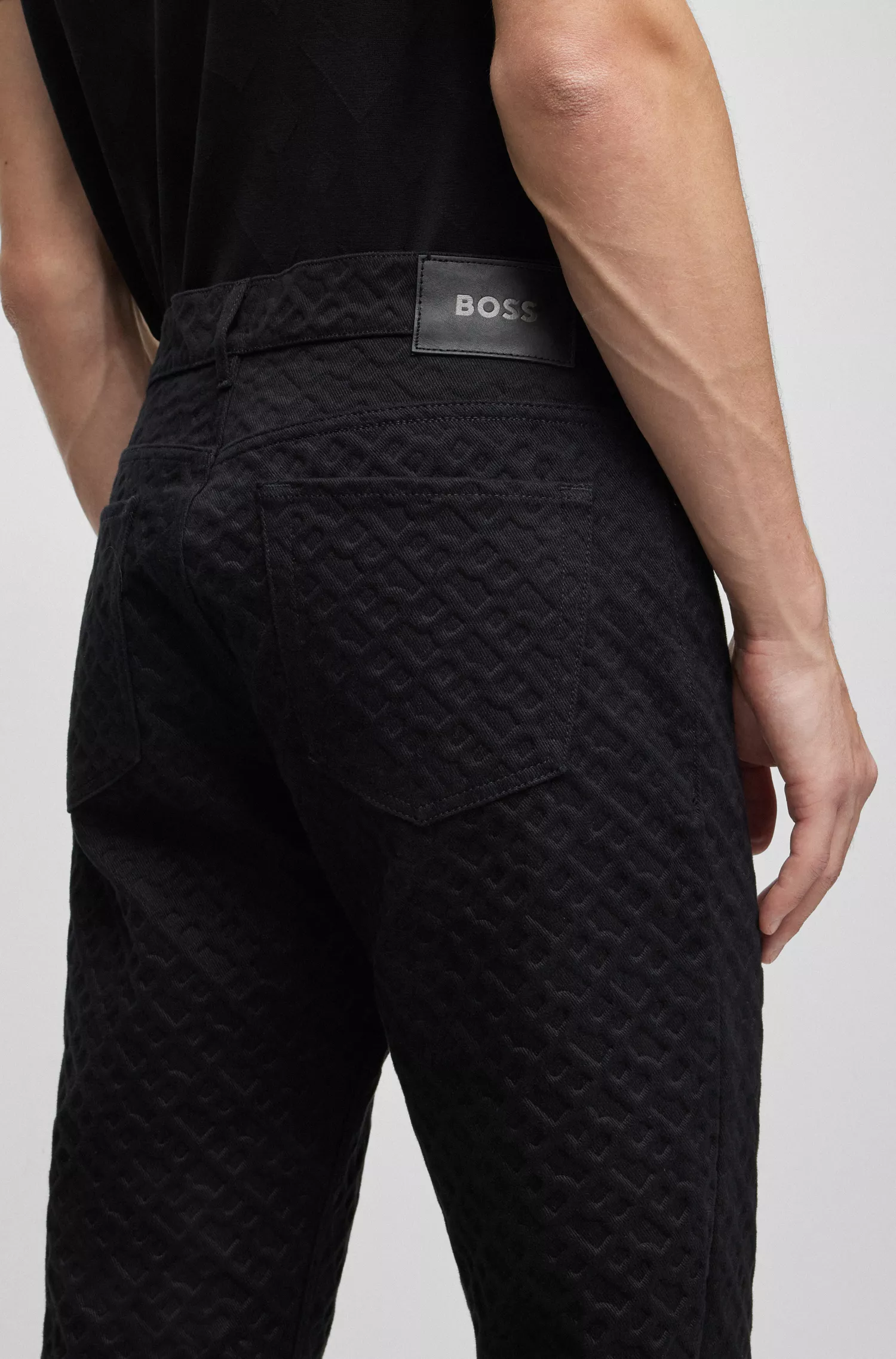 Calça jeans BOSS preta, modelagem relaxada, em denim 100% algodão.