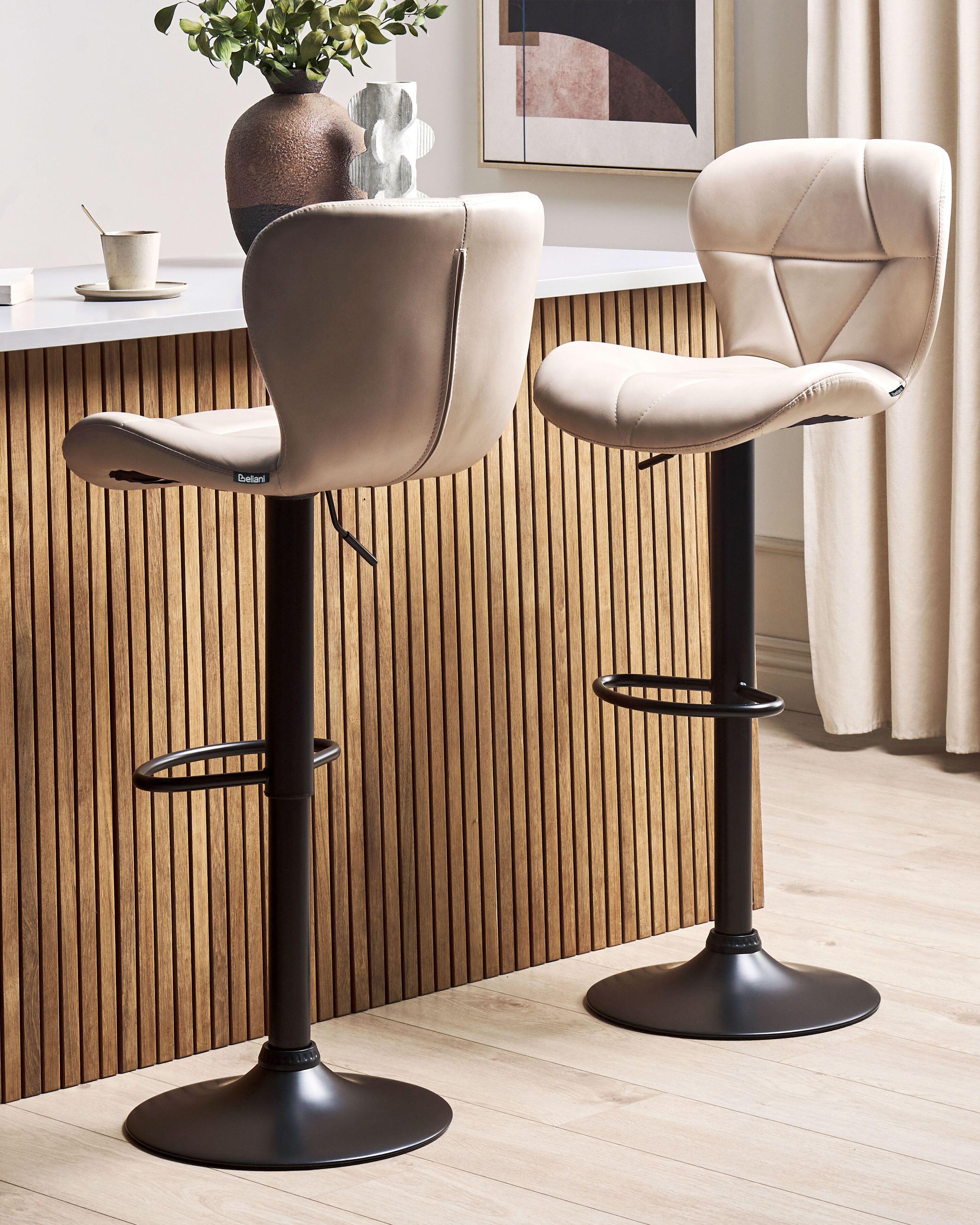Set van 2 barstoelen VALETTA Kunstleer draaibaar Lichtbeige