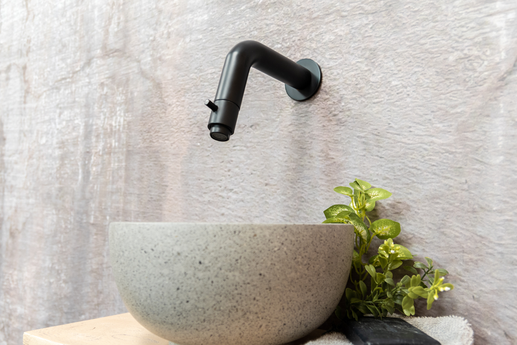 Saniclear Seba fonteinset met eiken plank, grijze terrazzo waskom en zwarte kraan voor in het toilet