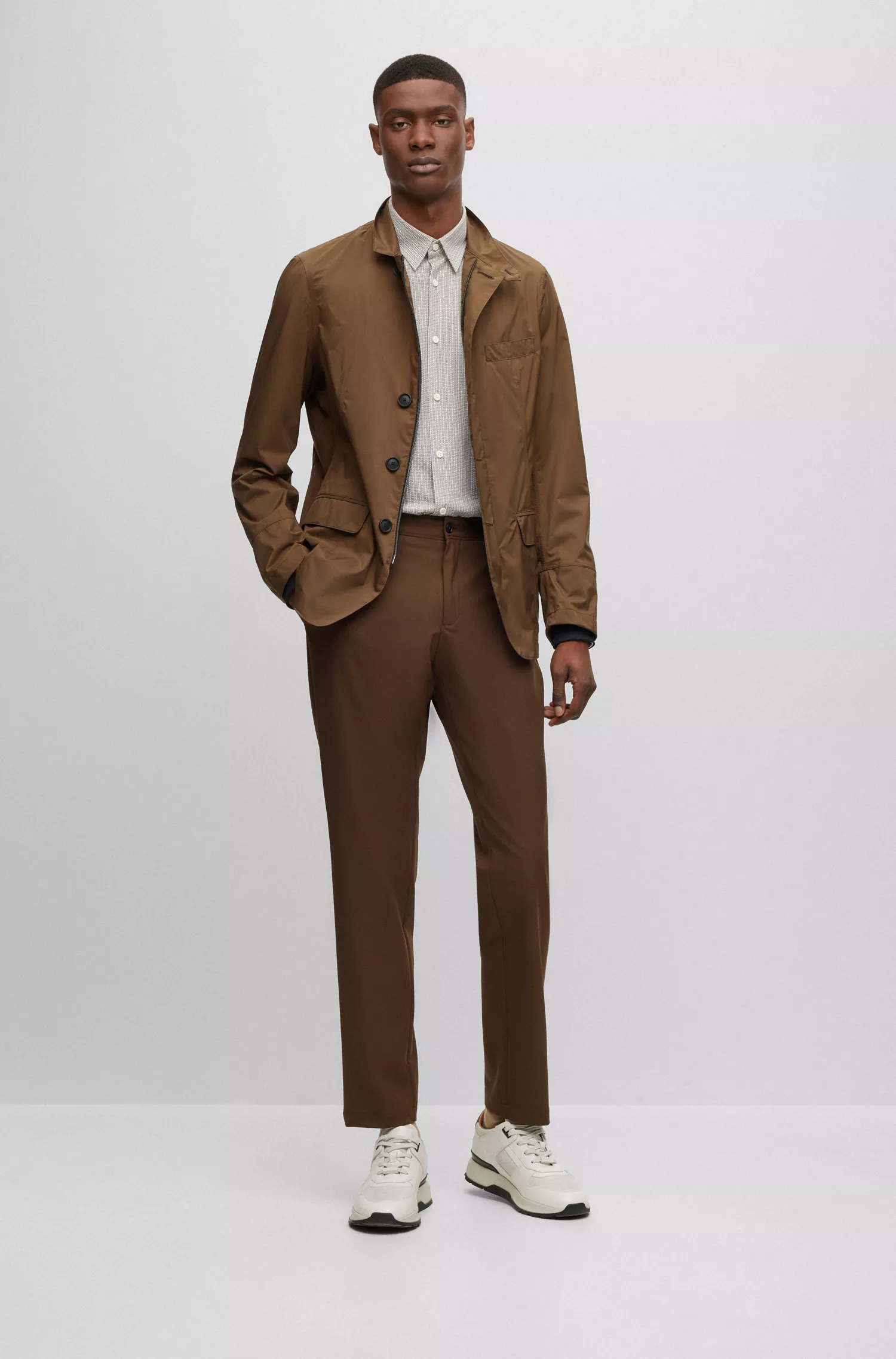 Calça BOSS preta, corte slim, em tecido elástico de alta performance.