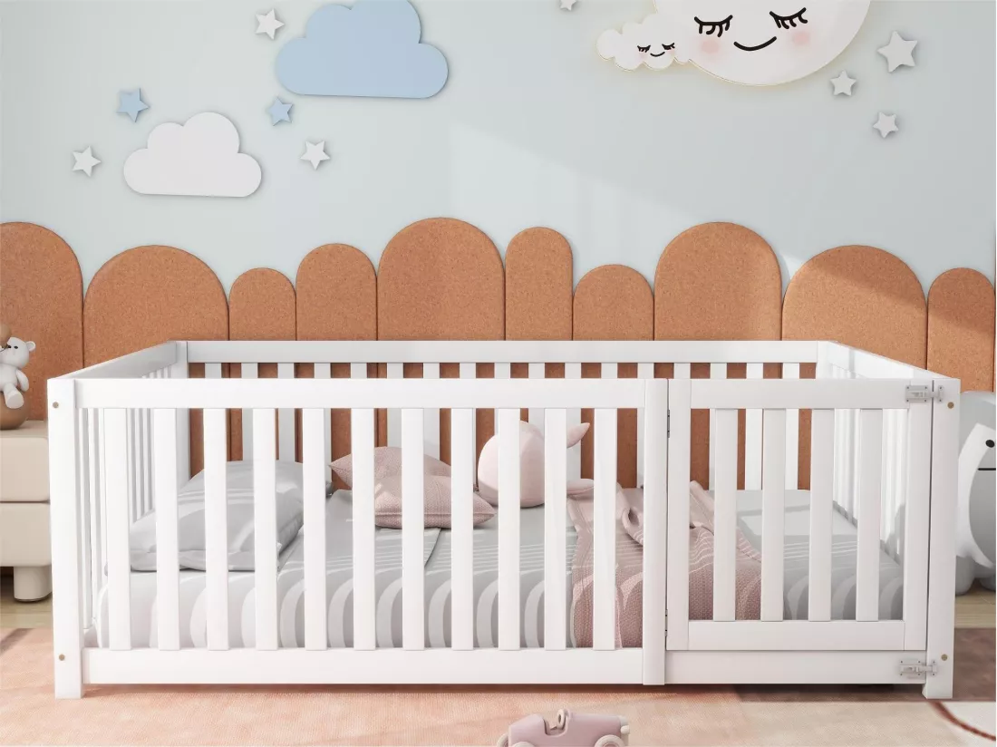 Lit bébé 140 x 200 cm sol en bois Cadre de lit avec clôture et porte, blanc