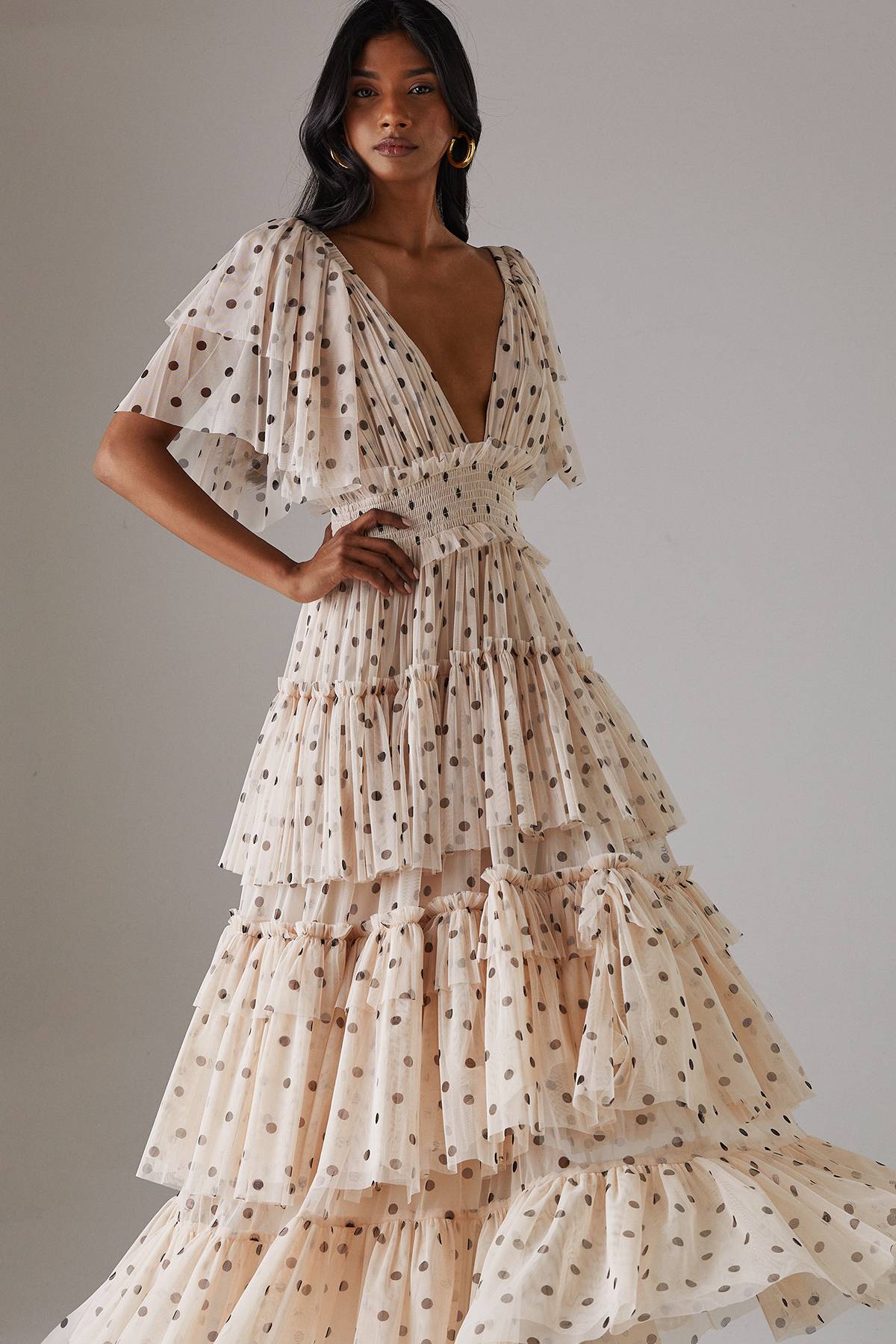 Warehouse Robe Longue Étagée en Tulle à Pois avec Décolleté Plongeant et Manches Volantées