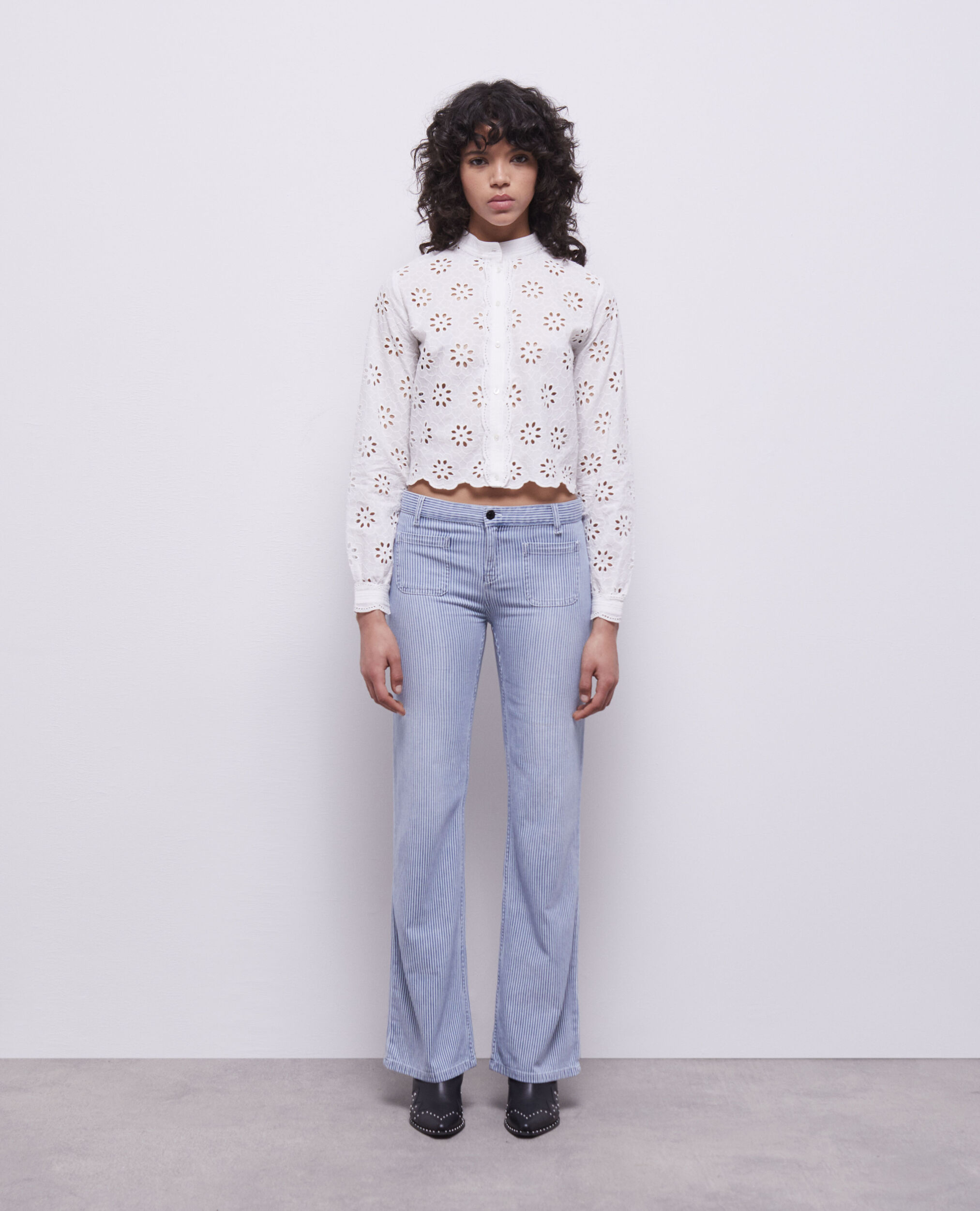Jean à rayures bleues et blanches