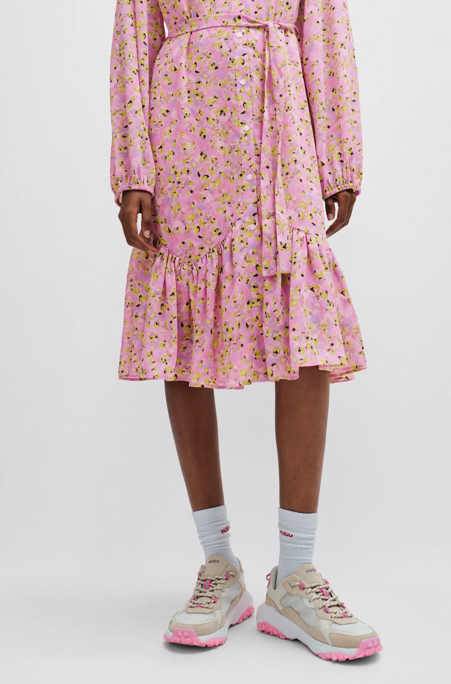 Vestido HUGO vermelho com estampa floral e mangas volumosas.