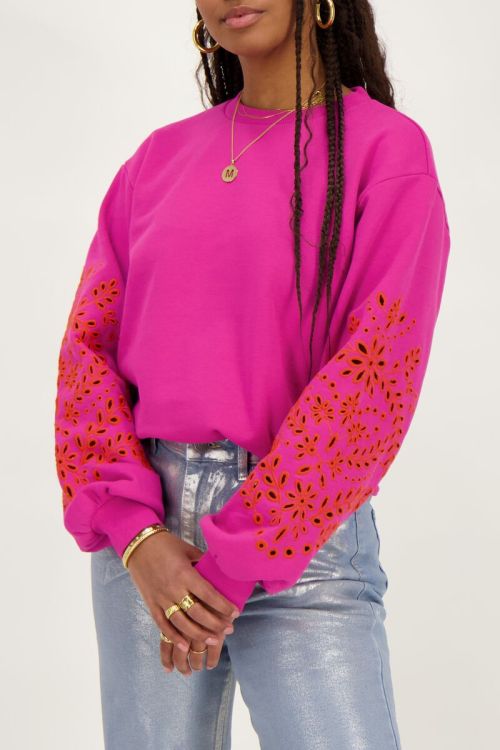 Roze sweater met embroidery mouwen