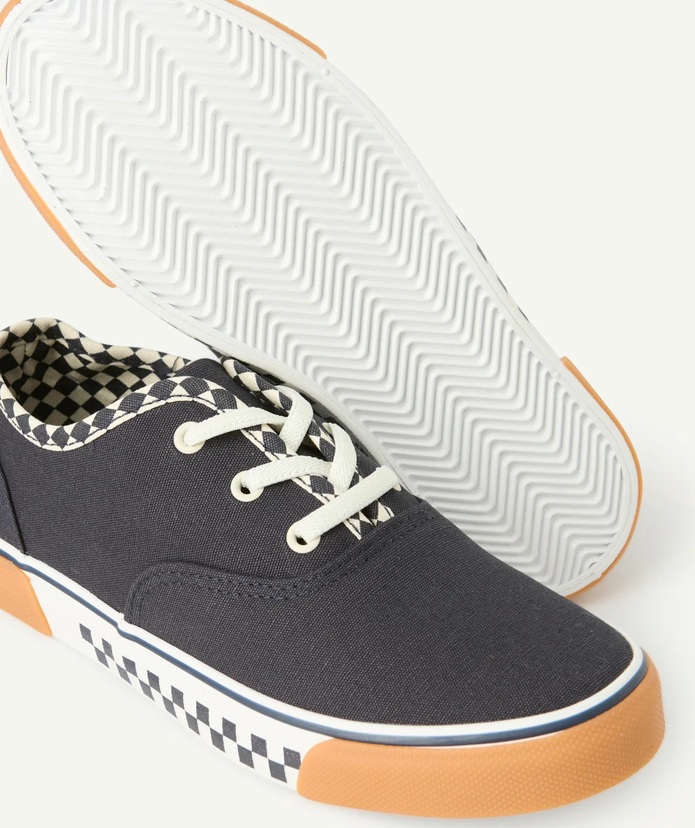 baskets basses garçon noires et imprimées damier blanc