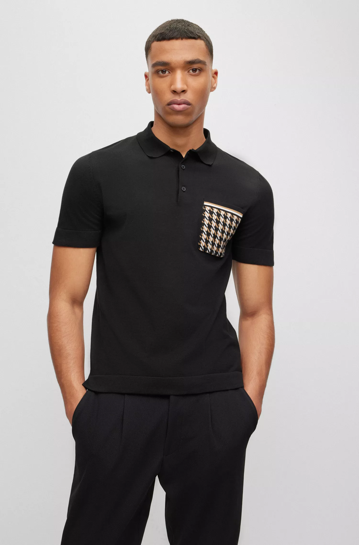 Camisa polo BOSS preta em algodão orgânico com bolso em padrão pied-de-poule.