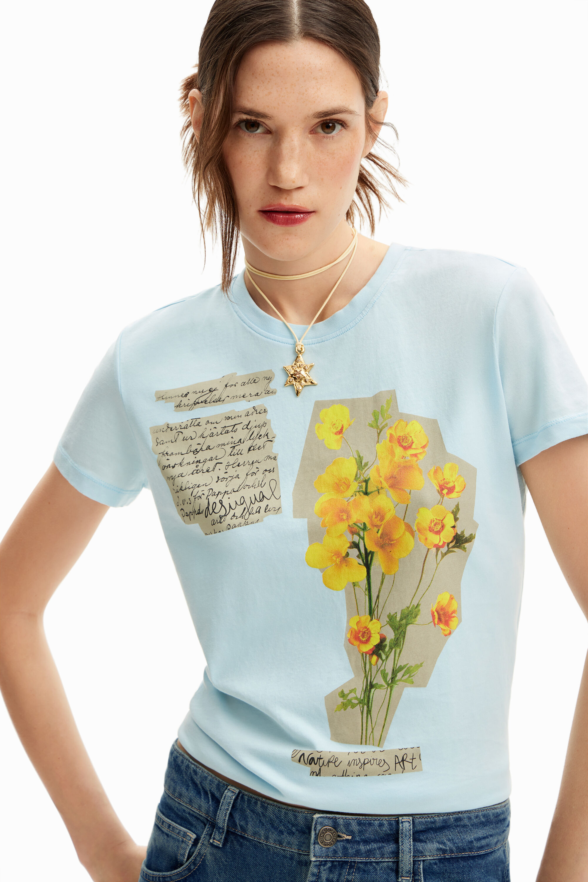 Camiseta com aplicações florais
