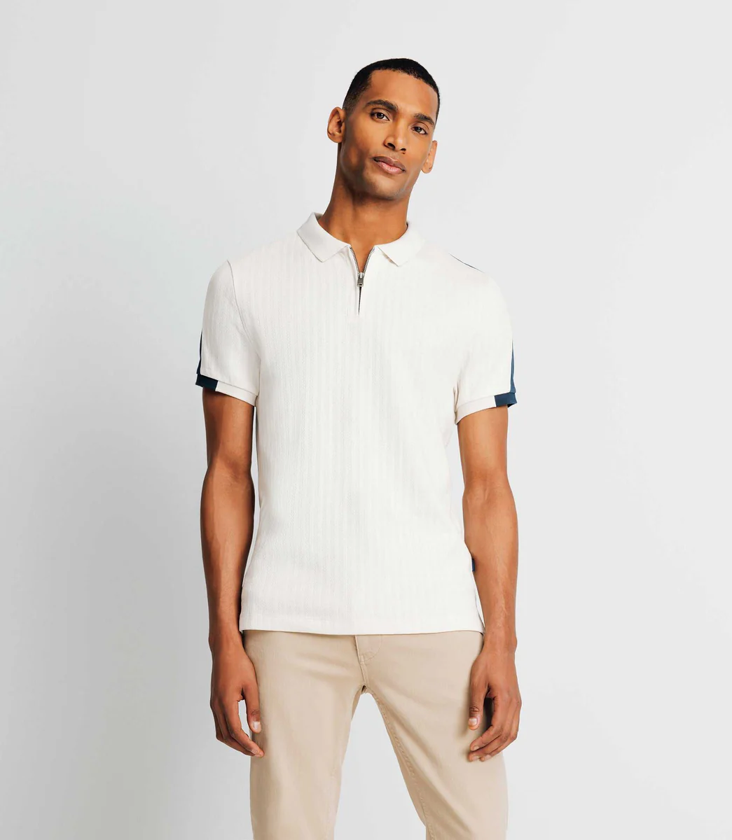 Polo gravé en coton écru
