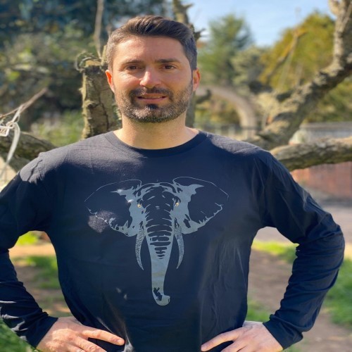 Camiseta unissex com estampa de elefante, preta.