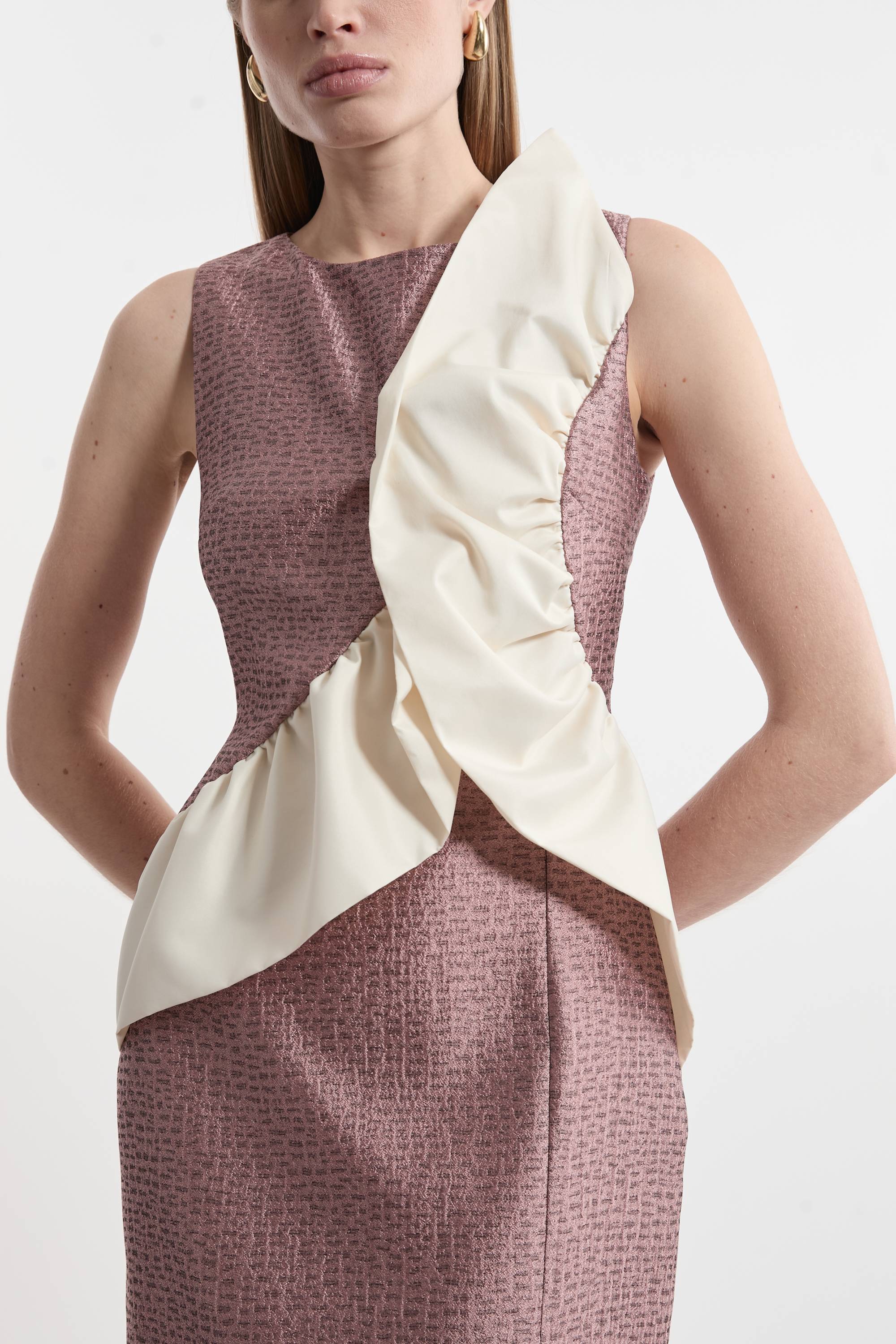 KarenMillen Robe maxi texturée ajustée en taffetas contrasté à volants pour petites tailles.