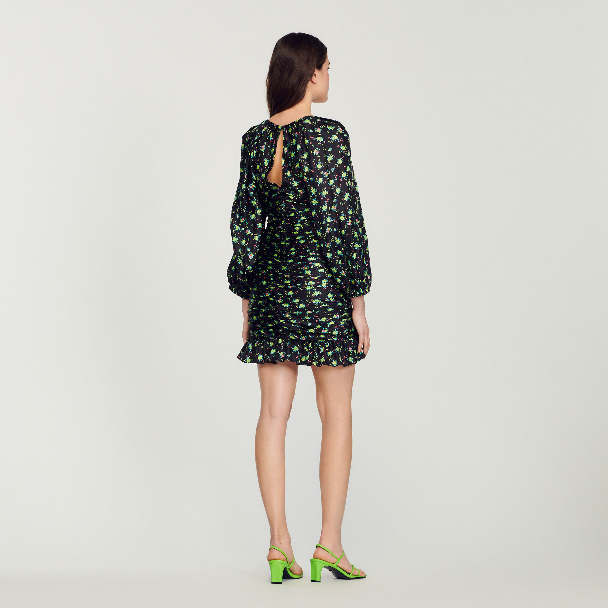 Robe courte froncee á imprime fleuri