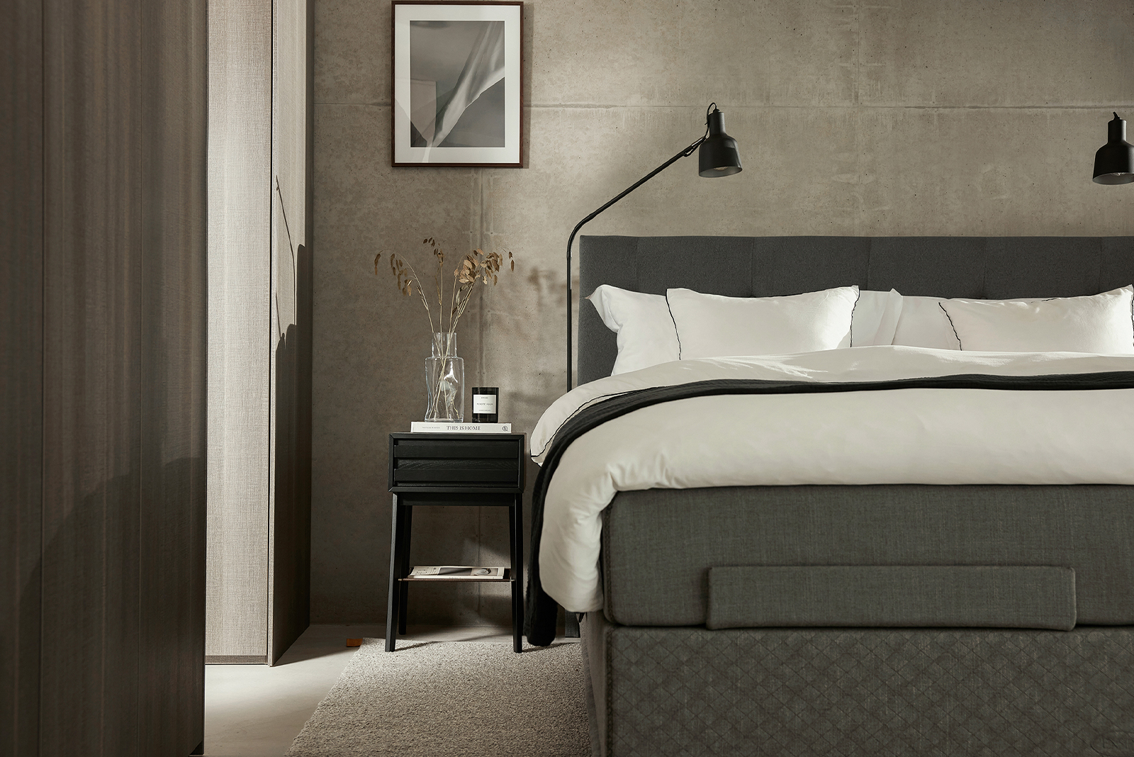 Majestic Aqtive II regulerbar seng 180x200 cm i tekstil 200/204 grå med fast/fast fasthet. Seamless utførelse, Majestic Split topper overmadrass og Eicon ben 14 cm hvitlasert med støtteben. Uten hodegavl