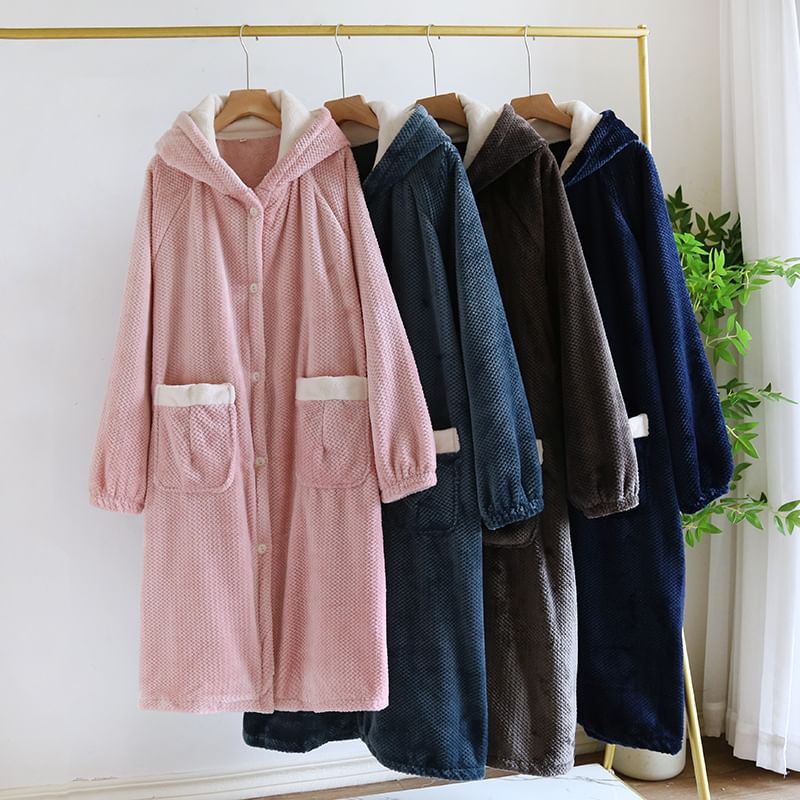 Somnus - Fleece pyjamajas met contrasterende rand en capuchon en knoopjes (verschillende ontwerpen)