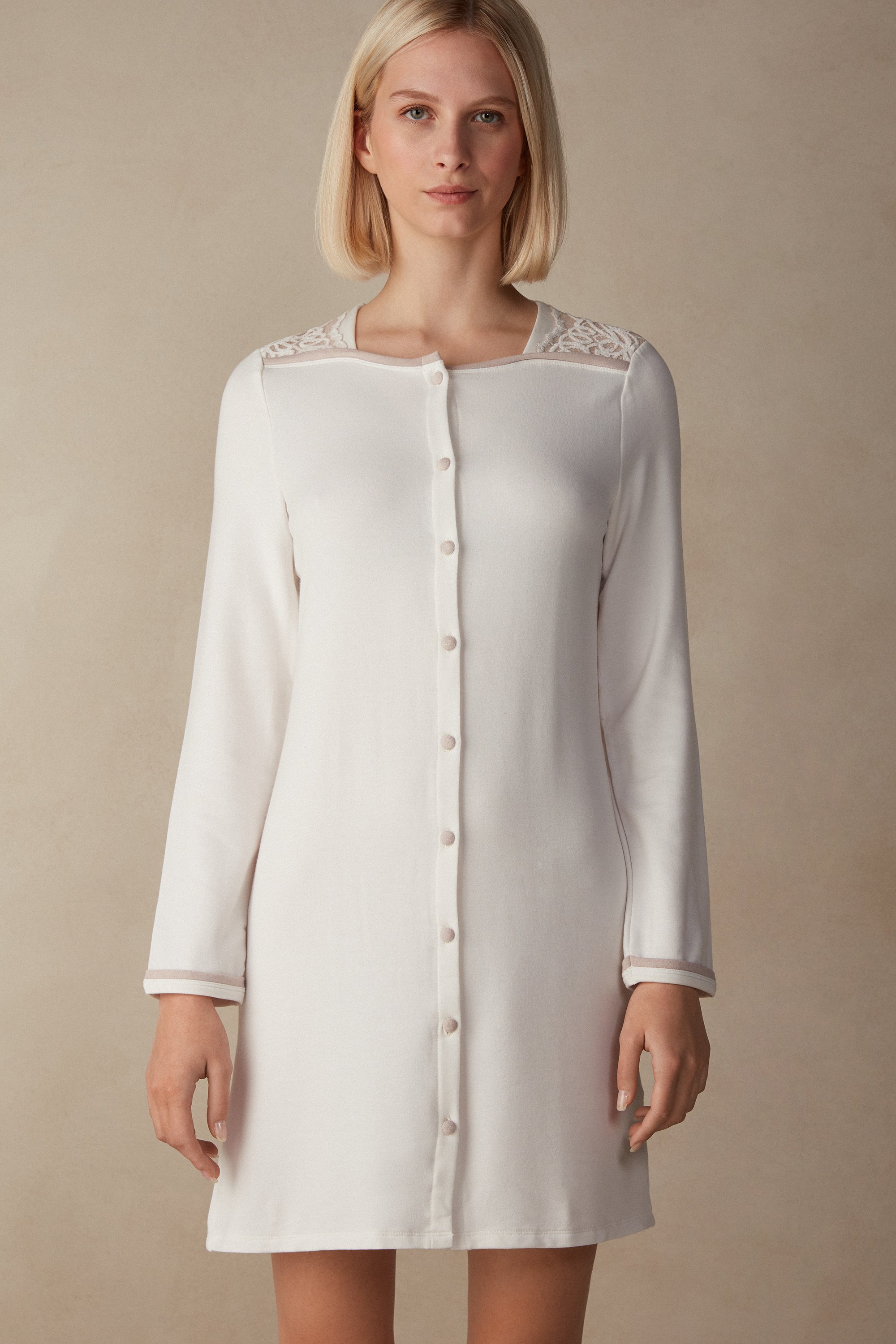 Camisola de modal e lã com fenda frontal para um quarto romântico.