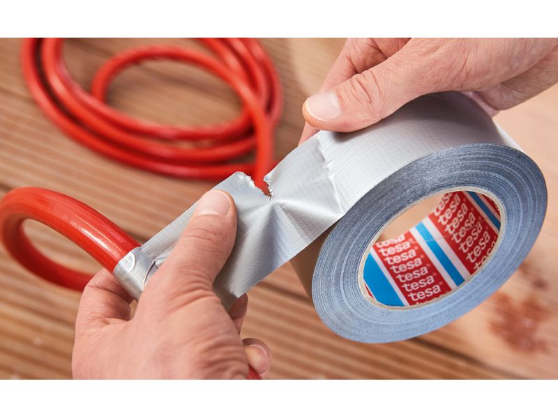 tesa Gewebeband Pro Strong Duct Tape Schwarz - 50 m x 50 mm Klebeband mit extra starkem Halt für Reparaturen, Befestigung, Abdichtung und mehr