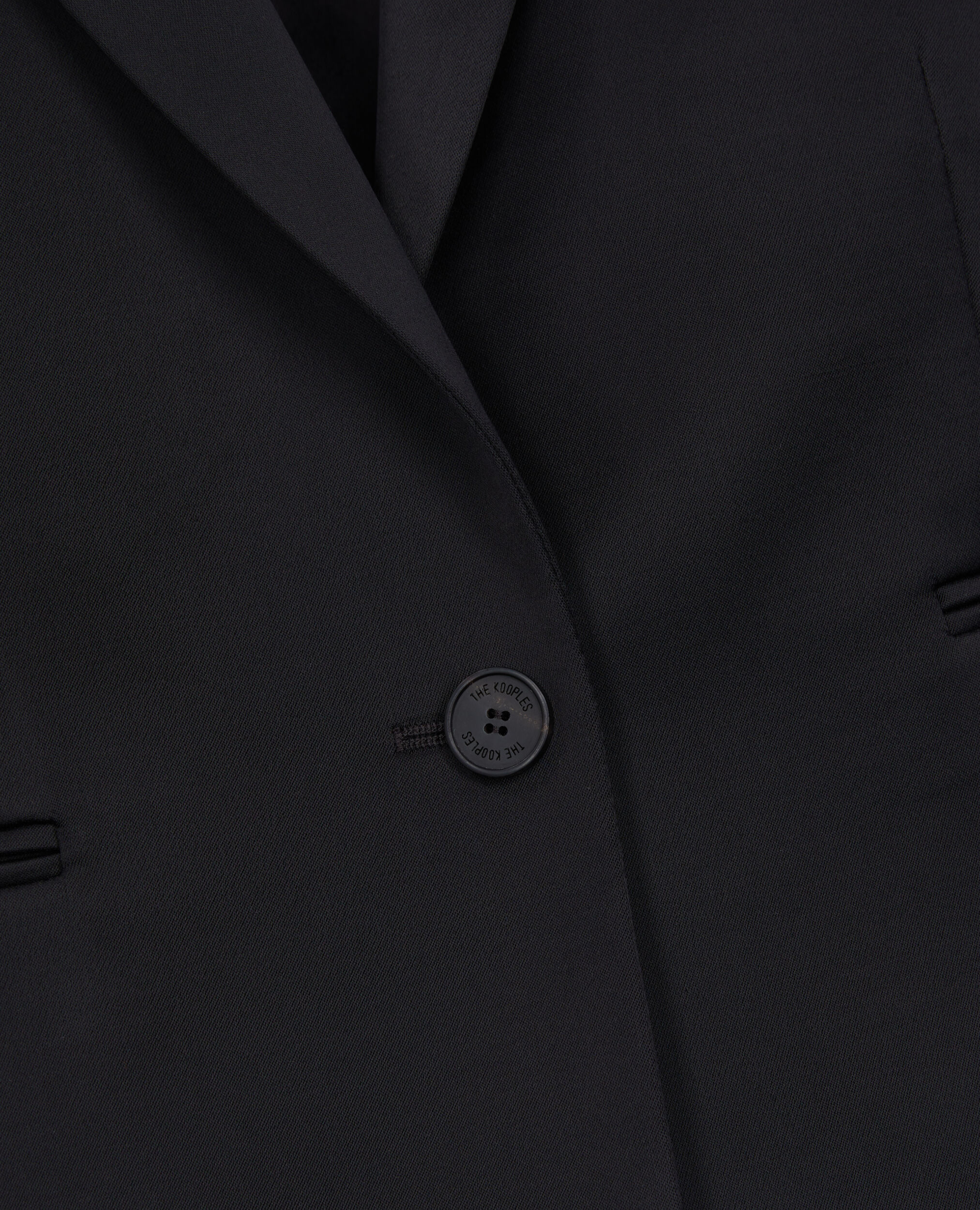 Veste courte noire satinée