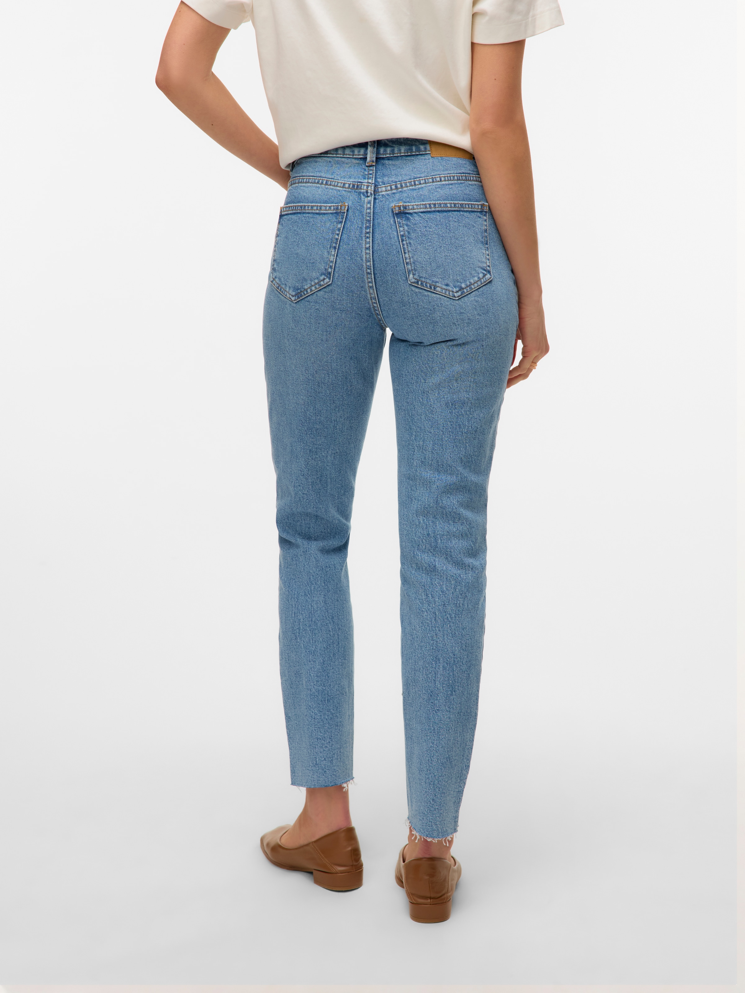 Vero Moda Straight-Jeans »VMBRENDA«, mit leicht ausgefranstem Saum, stonewashed für einen Used-Look