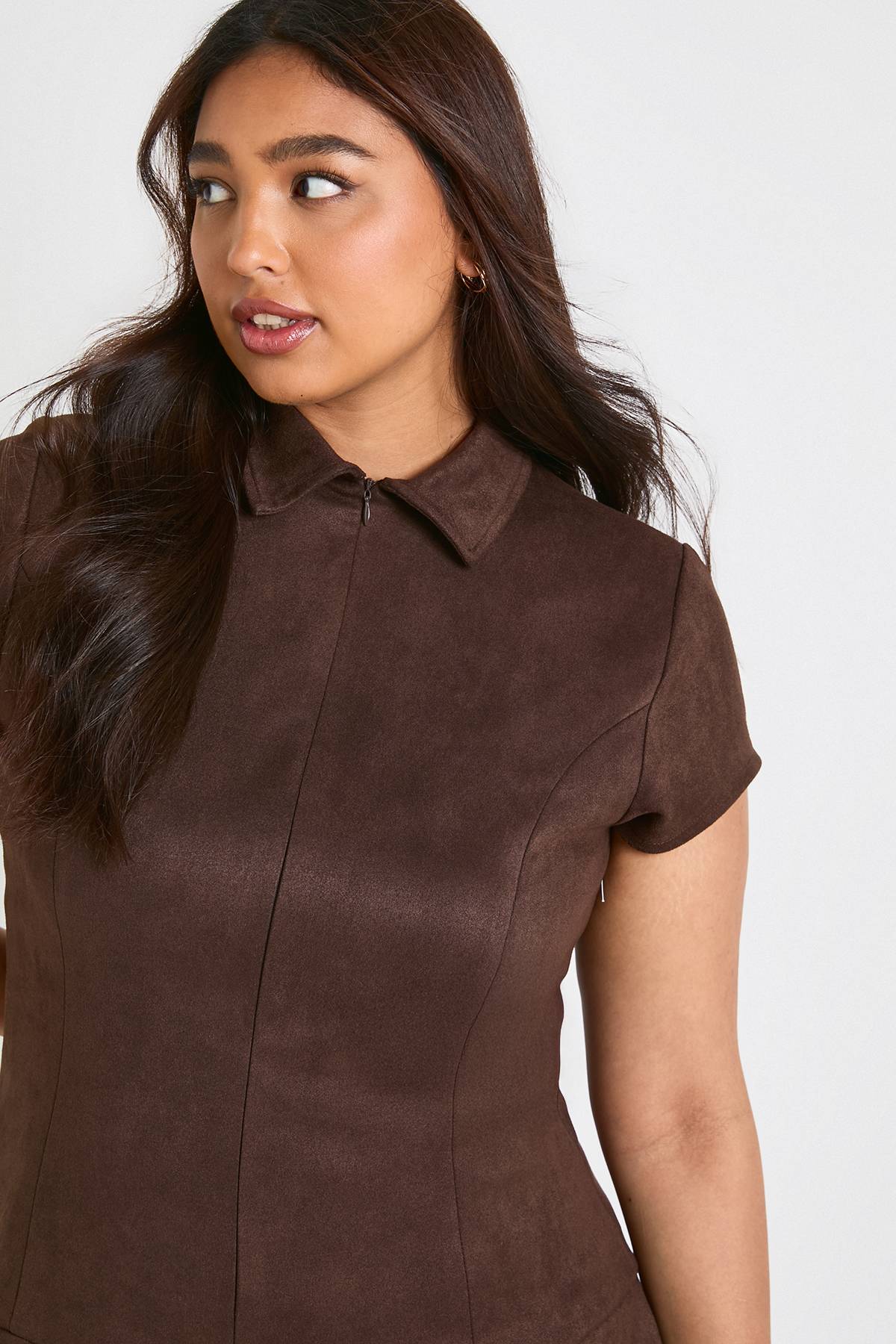 boohoo Plus robe mini plissée à manches courtes en synthétique