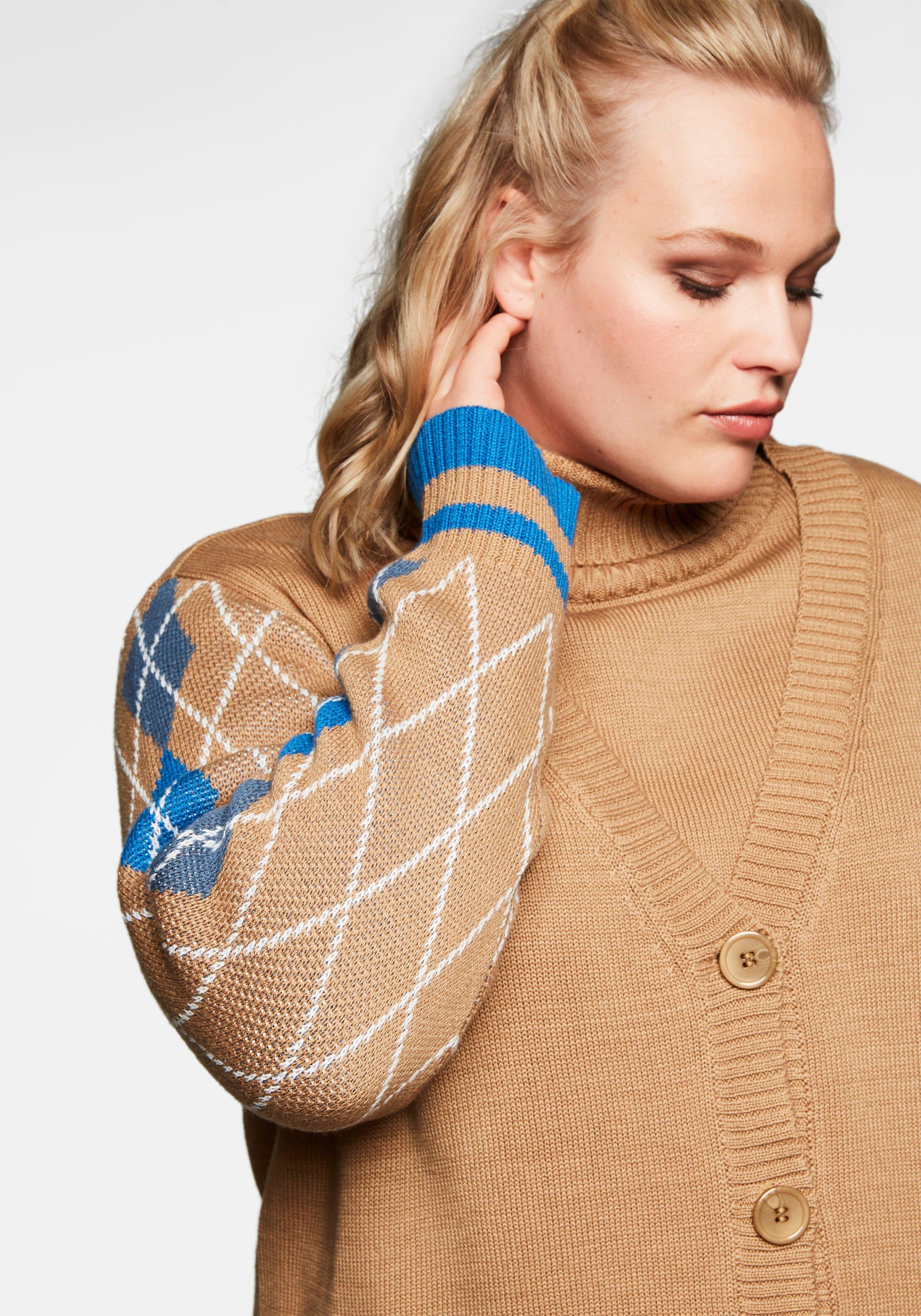 Strickjacke mit Rautenmuster an den Ärmeln