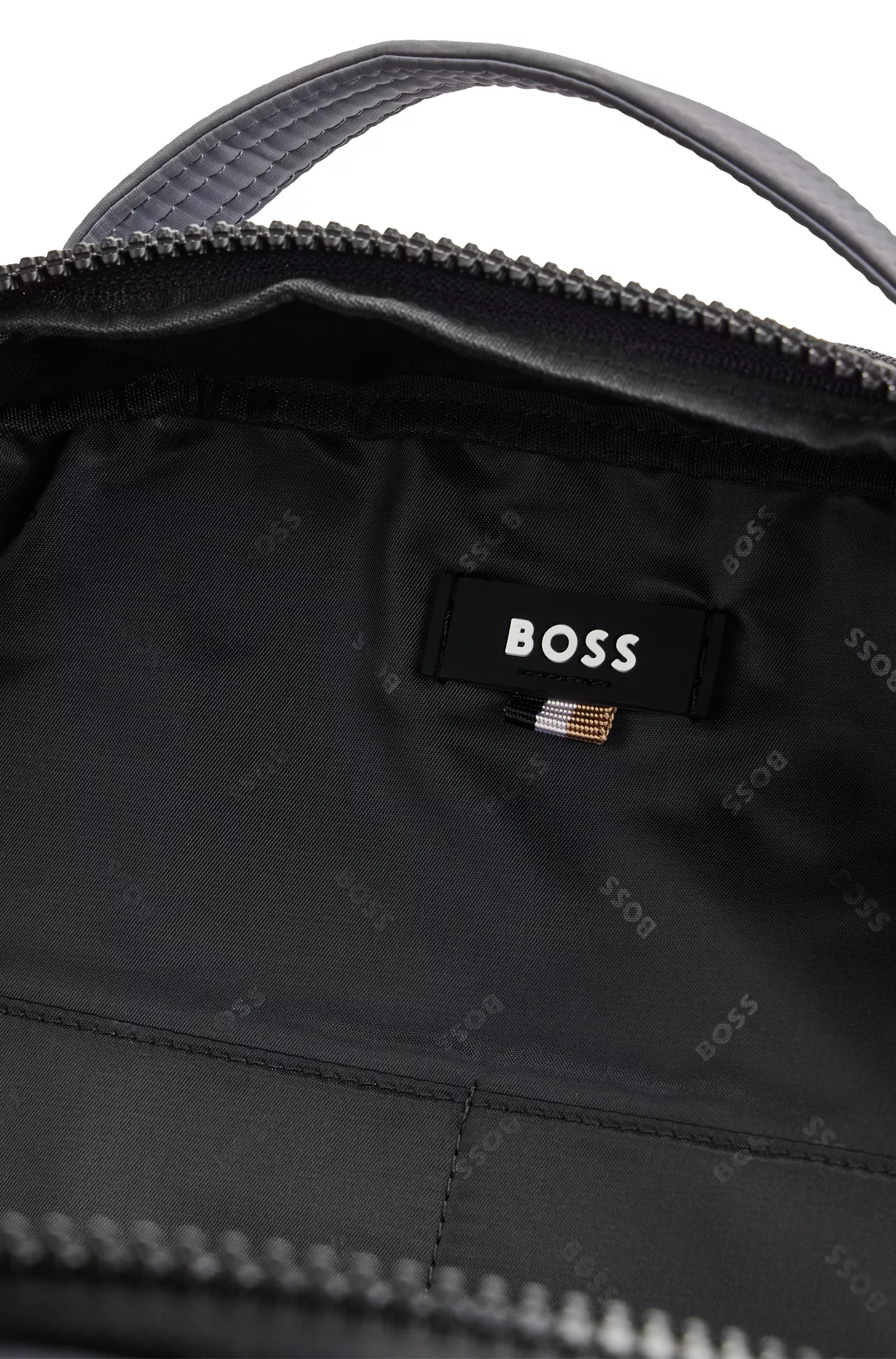 Mochila BOSS preta revestida em veludo com vários bolsos e logotipo em contorno.