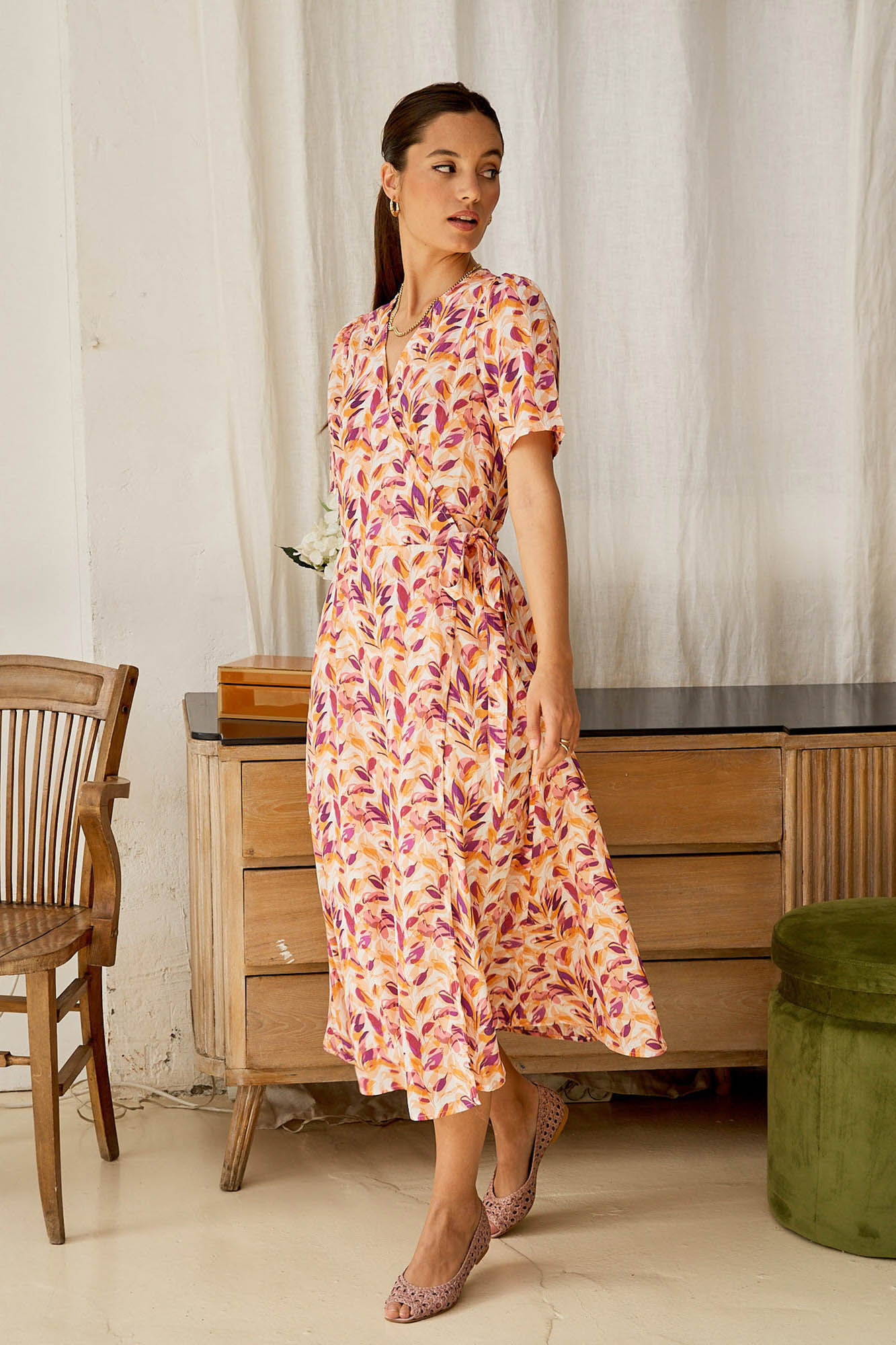Vestido midi com estampa de folhas salmão - Coral
