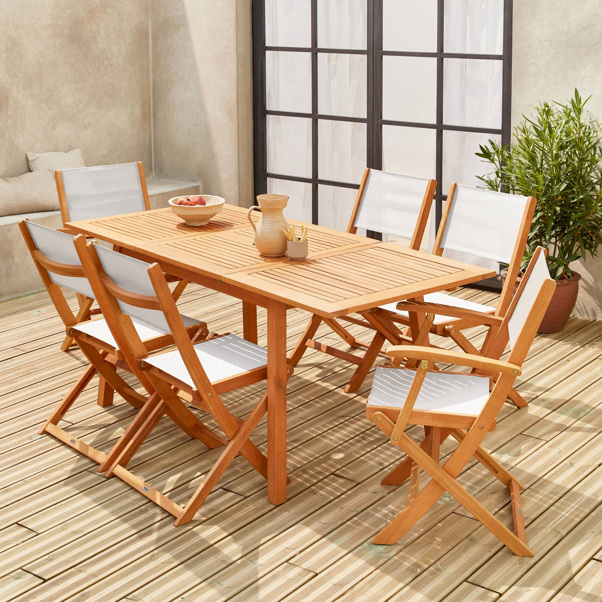 sweeek - Uitschuifbare houten tuintafel, 6 stoelen