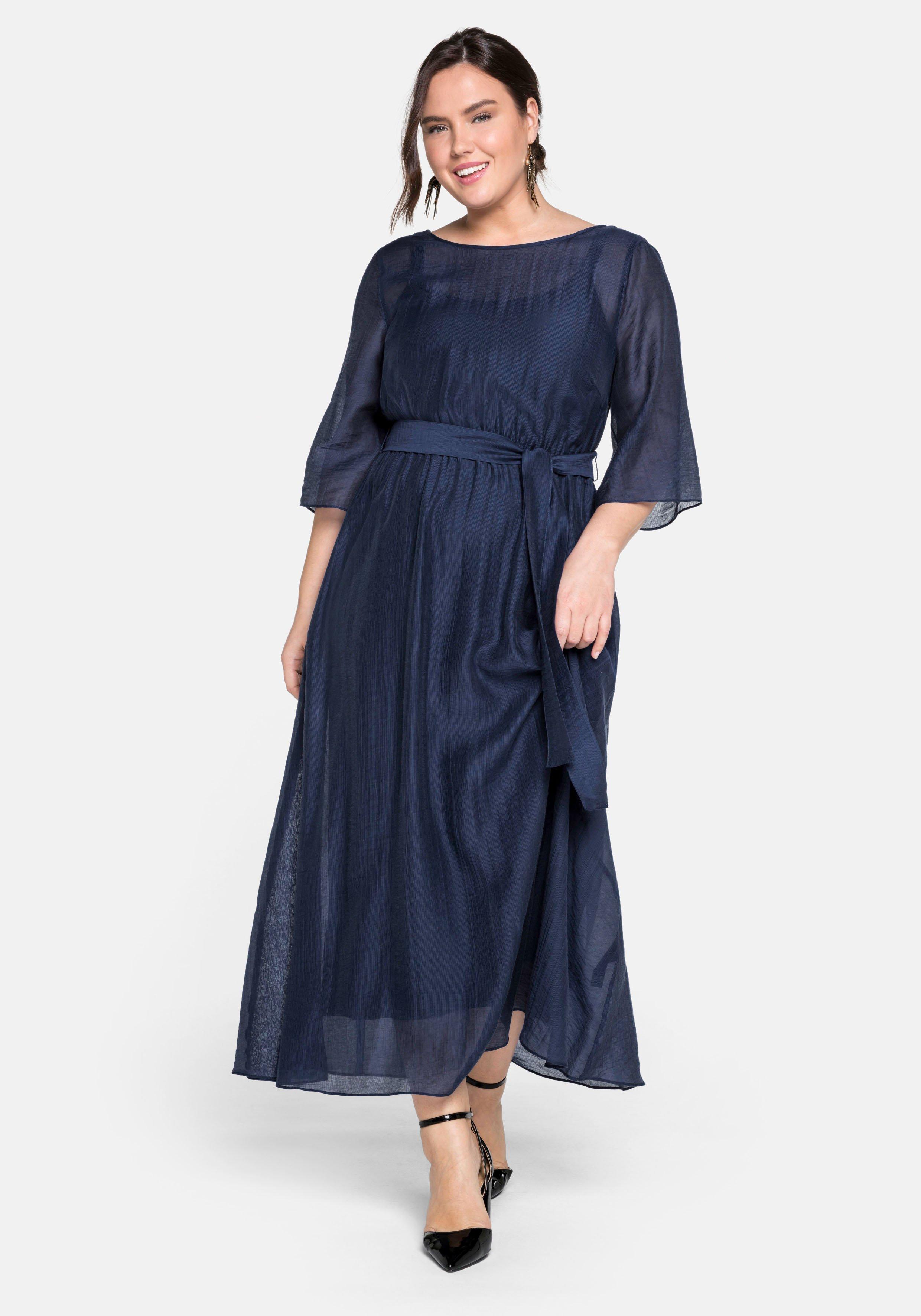 Abendkleid in luftiger, weiter Form mit Bindeband