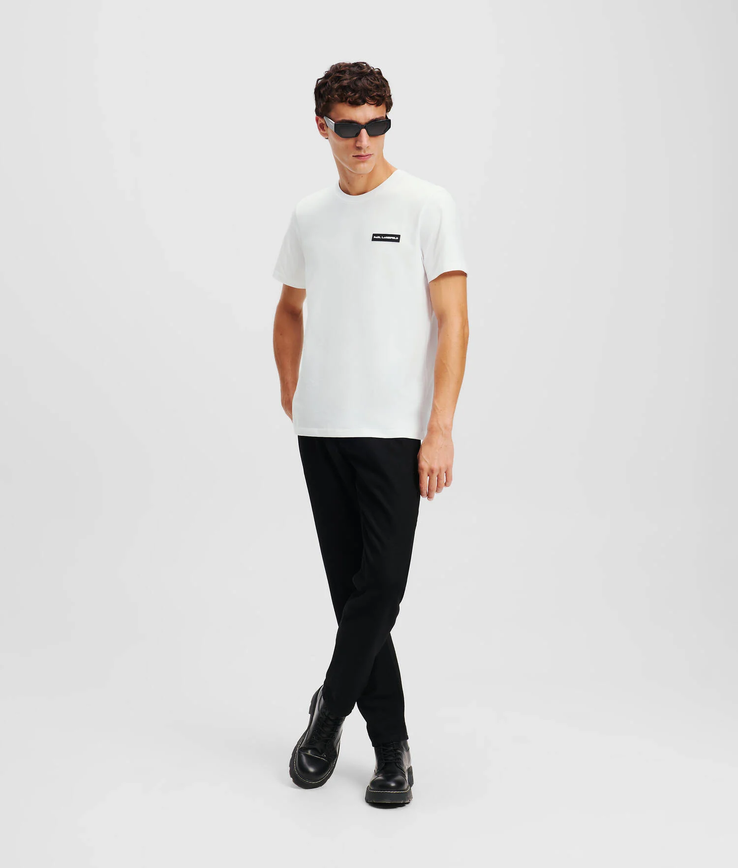 T-SHIRT AVEC ÉCUSSON EN CAOUTCHOUC