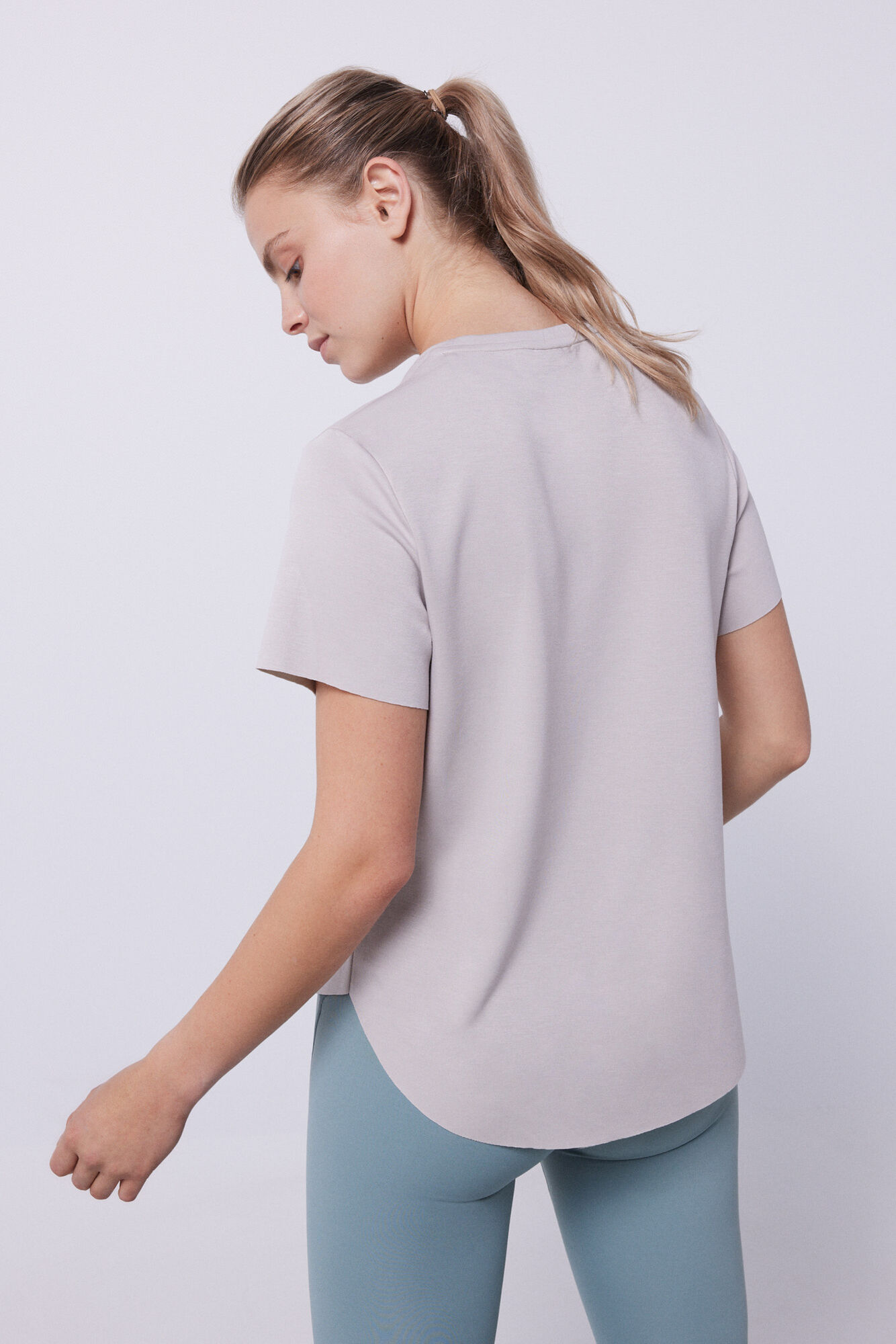 camiseta bege de modal