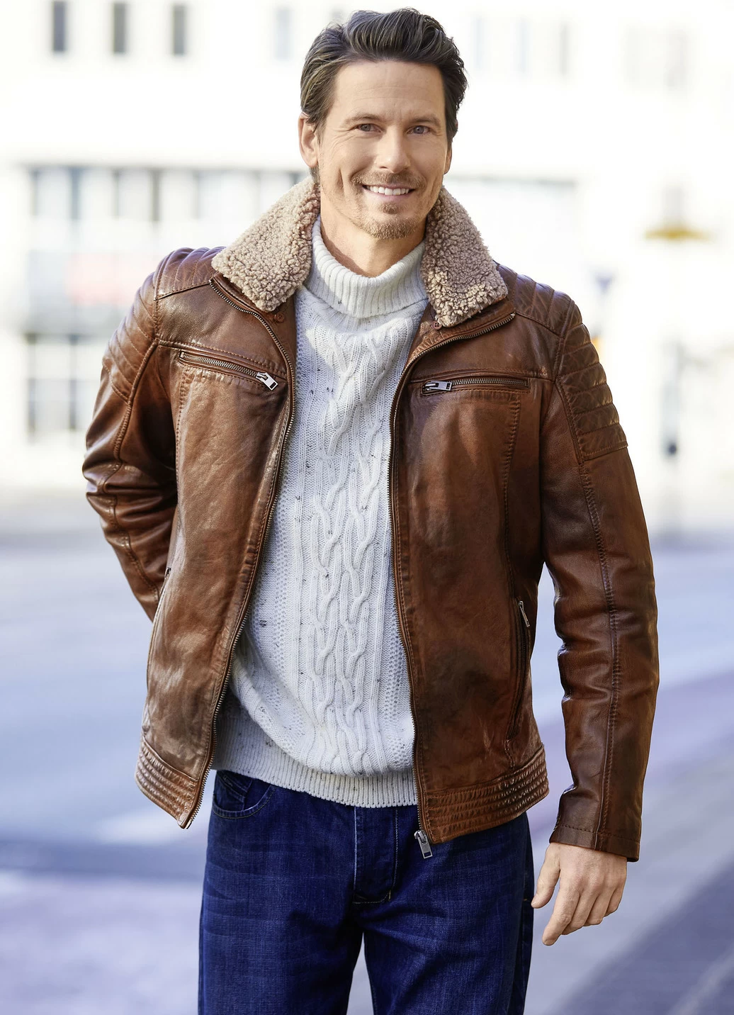Lederkurzjacke mit Webpelzbesatz