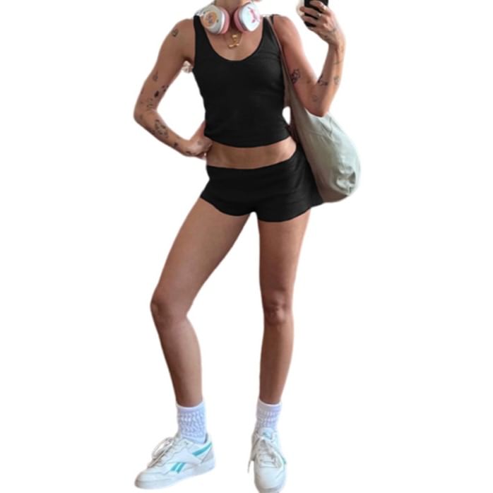 Oonnukal - Set: Effen tanktop met kanten rand + lage hotpants