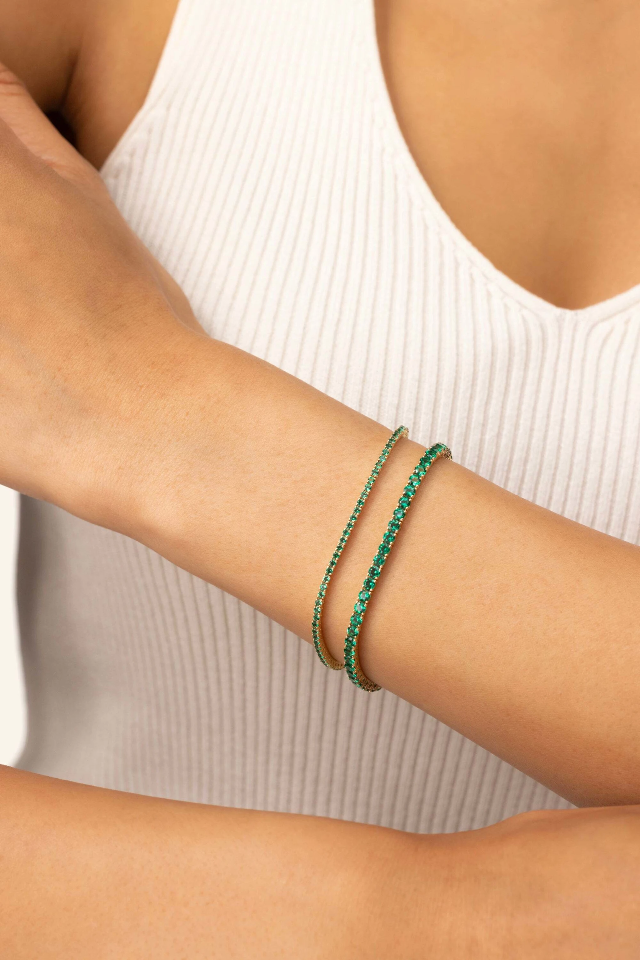 VEYNOU Armband TENNIS SMARAGD aus 14 Karat Gelbgold und 1,70ct. lab-grown Smaragden