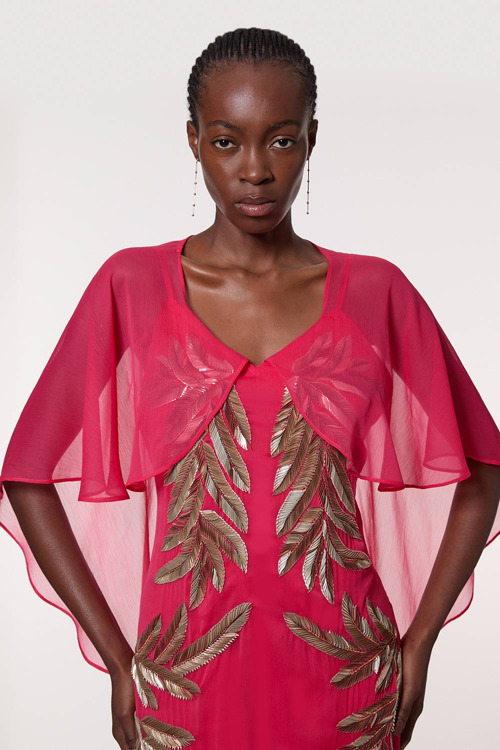 KarenMillen Robe Longue Tissée À Manches Cape Et Ornements De Plumes Pour Femmes Grandes