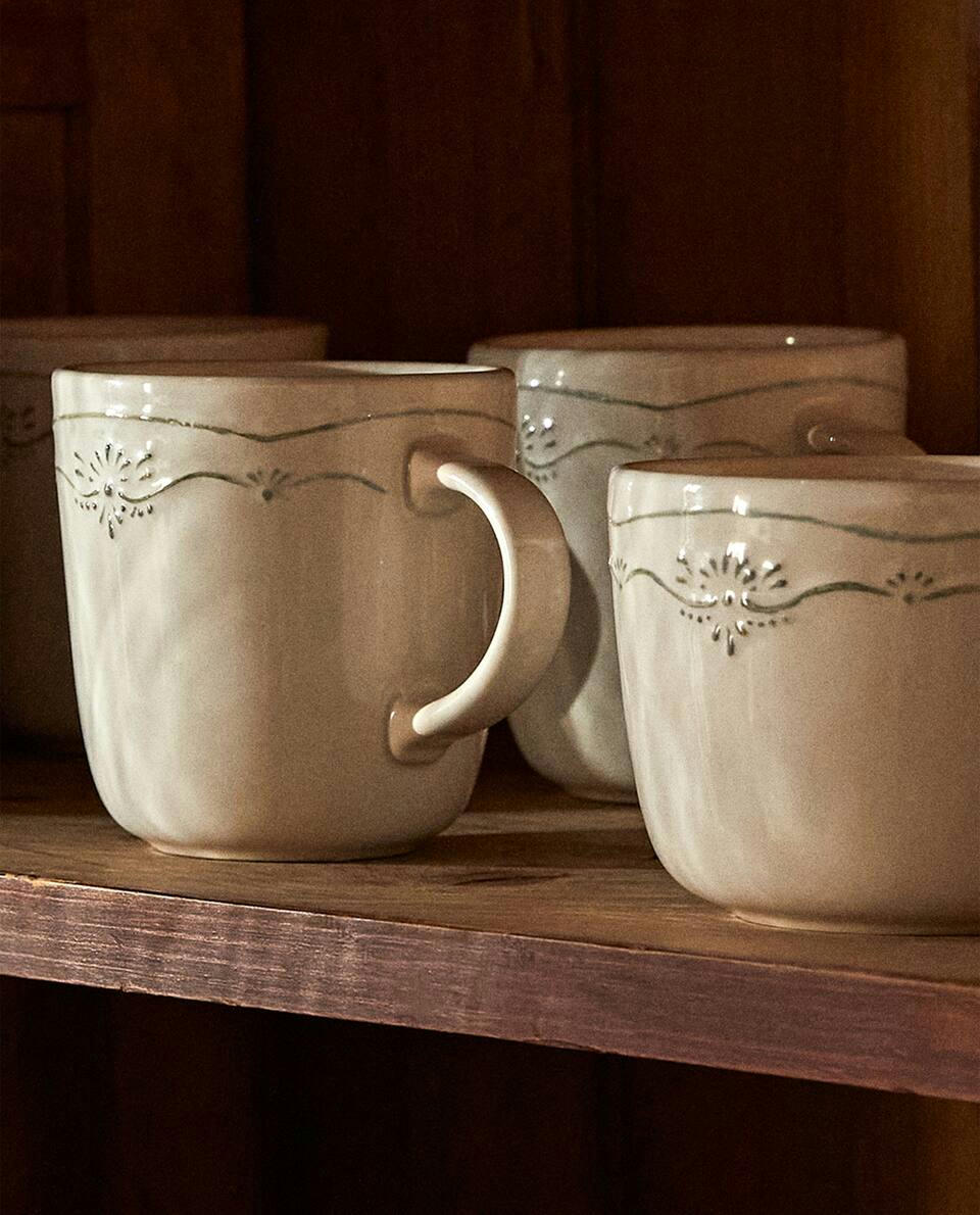Caneca de barro com desenho natalino em relevo